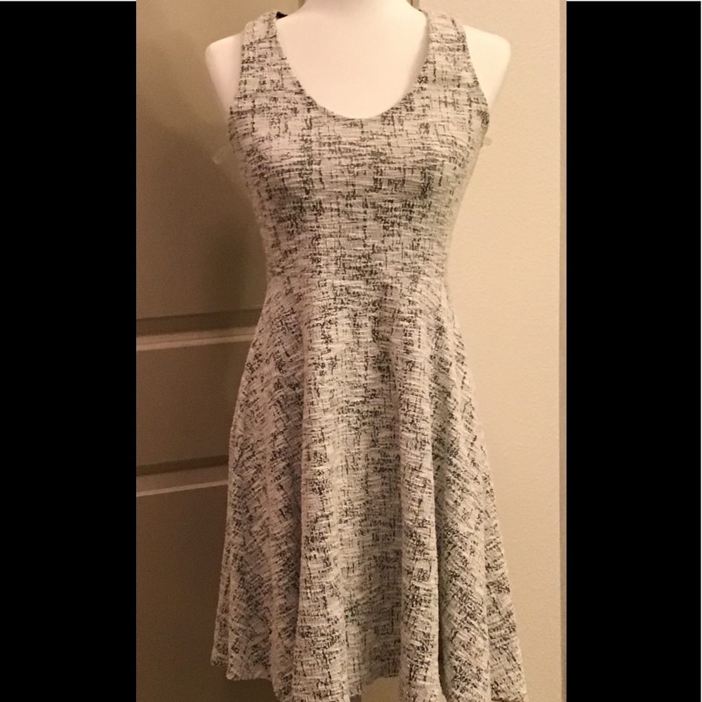 Sleeveless dress with full skirt